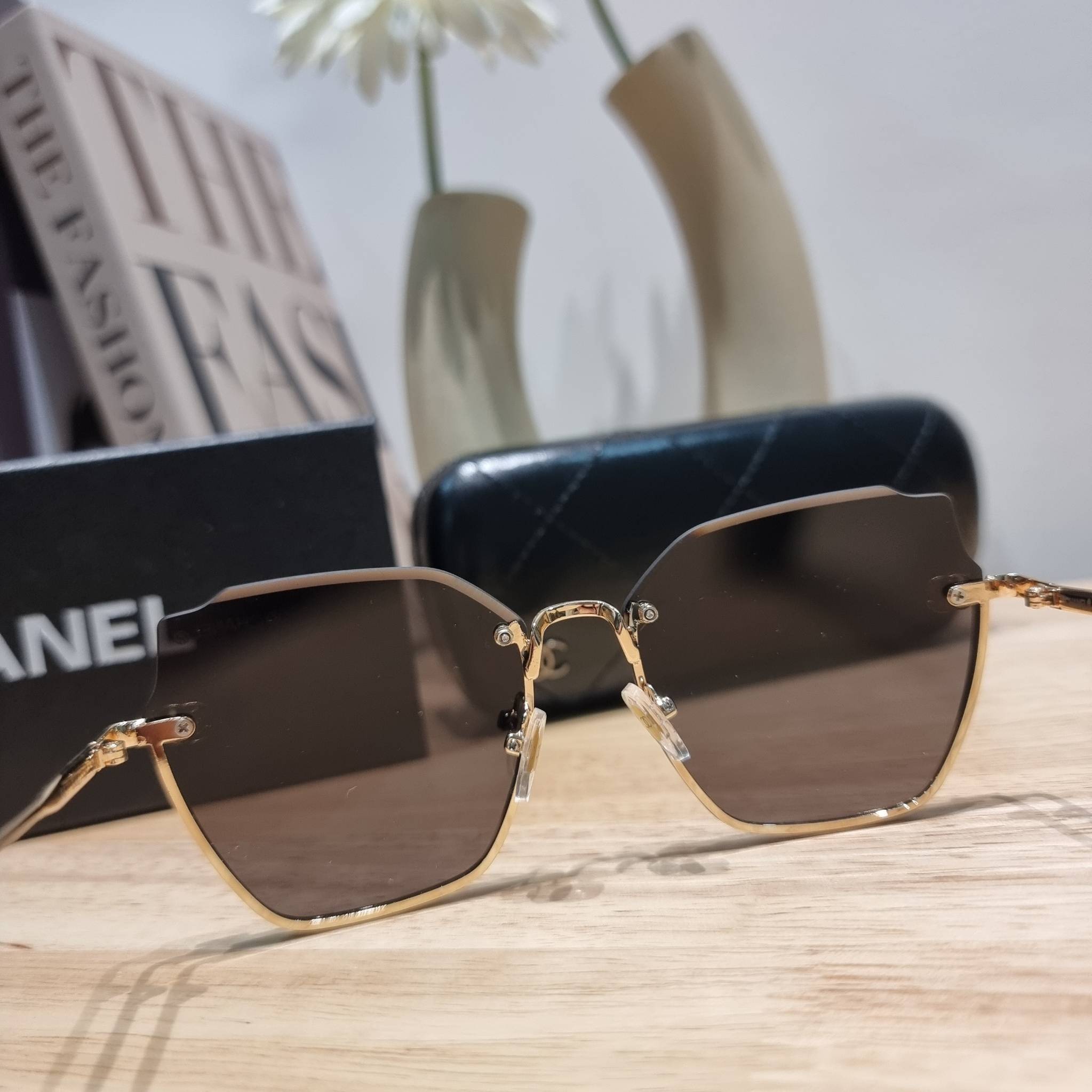 Chanel Sunglasses UV protection gift Box set สุดคุ้ม มาพร้อมอุปกรณ์ครบเซ็ท ดีไซน์ชิคมากแม่!! รับรองไม่ซ้ำใคร ใส่เสริมโหงวเฮ้ง ดูผู้ดี มีพกติดตัวไว้ไม่ตกเทรนด์ ใช้ได้ทุกโอกาส