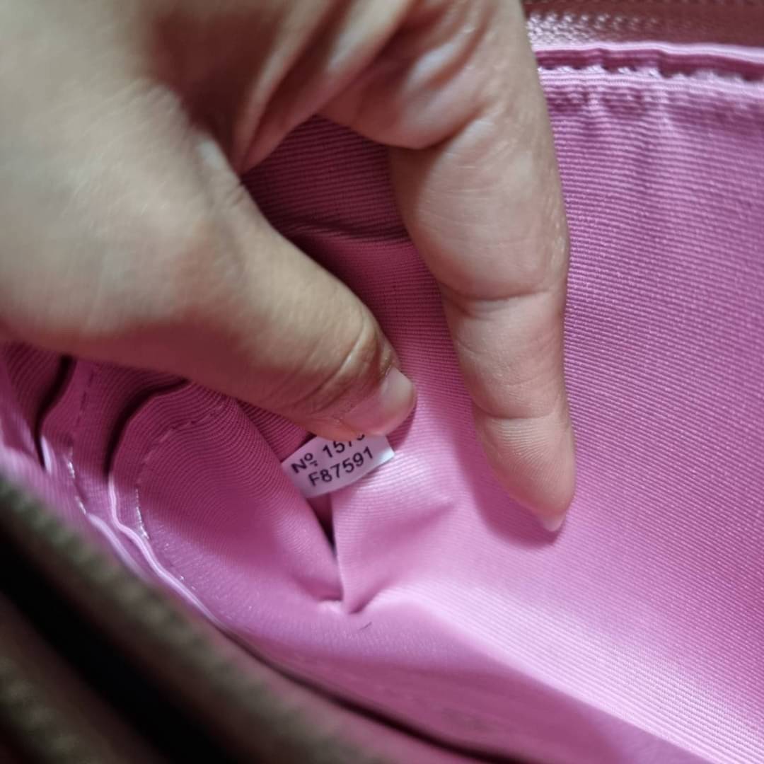 COACH F87591 DOUBLE CORNER ZIP WALLET IN SIGNATURE COATED CANVAS คล้องมือรุ่น 2 ซิป!! มาแล้วจ้า 🌟🤗 ไซส์นี้คือเหมาะมือจริงๆ พกง่ายเช่นเคย ไม่ต้องกังวลว่าจะเกะกะหรือกินพื้นที่กระเป๋าหลัก วัสดุหนังแคนวาสเคลือบลาย มีช่องหลักแยก 2 ช่อง ภายในบุผ