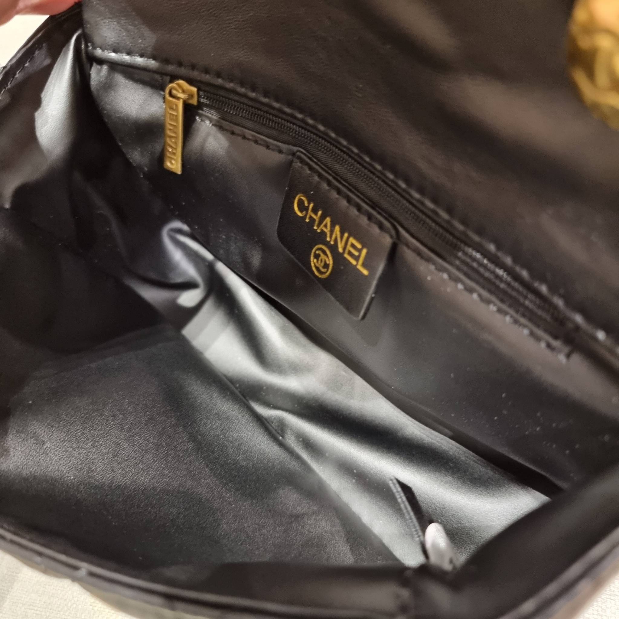 CHANEL GIFT BOX SET Chanel Holiday Makeup & Beauty Gift Sets สุดหรูชวนให้สะสม สุดยอดไอเท็มหายากพร้อมเสิร์ฟครบชุด limited สุดคุ้ม มาพร้อมกระเป๋าสะพายถึง 2 ใบ รุ่นยอดฮิตทั้งนั้น!!ที่พิเศษยังมีน้ำหอมตัวท็อปมาให้อีก chanel no.5 ที่แสนจะเย้ายวน ในขนาด 7.5 ml. 