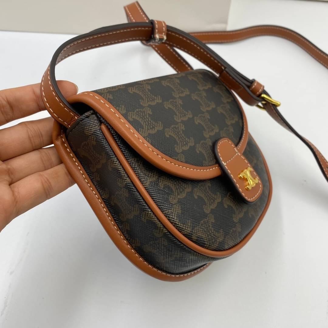 หนังแท้ CELINE MINI BESACE IN TRIOMPHE CANVAS AND CALFSKIN / CELINE CROSSBODY BAG กระเป๋าทรงครอสบอดี้ ลายโมโนแกรมวินเทจ รุ่นที่ดาราเกาหลีใช้กันเยอะมาก และเป็นอีกหนึ่งใบที่ครองใจสาวๆ ทั้งในไทยและเทศ วัสดุหนังแท้ทั้งใบ ขนาดกำลังดี น้ำหนักเบา รูปทรงน่ารักมาก