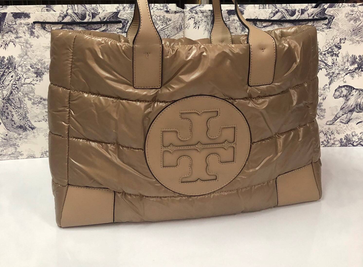 พร้อมส่งที่ไทย TORY BURCH Ella Puffer Tote Bag 40cm กระเป๋าโท้ทใบใหญ่ ภายในโล่งกว้าง จุของได้เยอะ ภาพสินค้าถ่ายจากงานขายจริง ใช้งานต่างประเทศได้