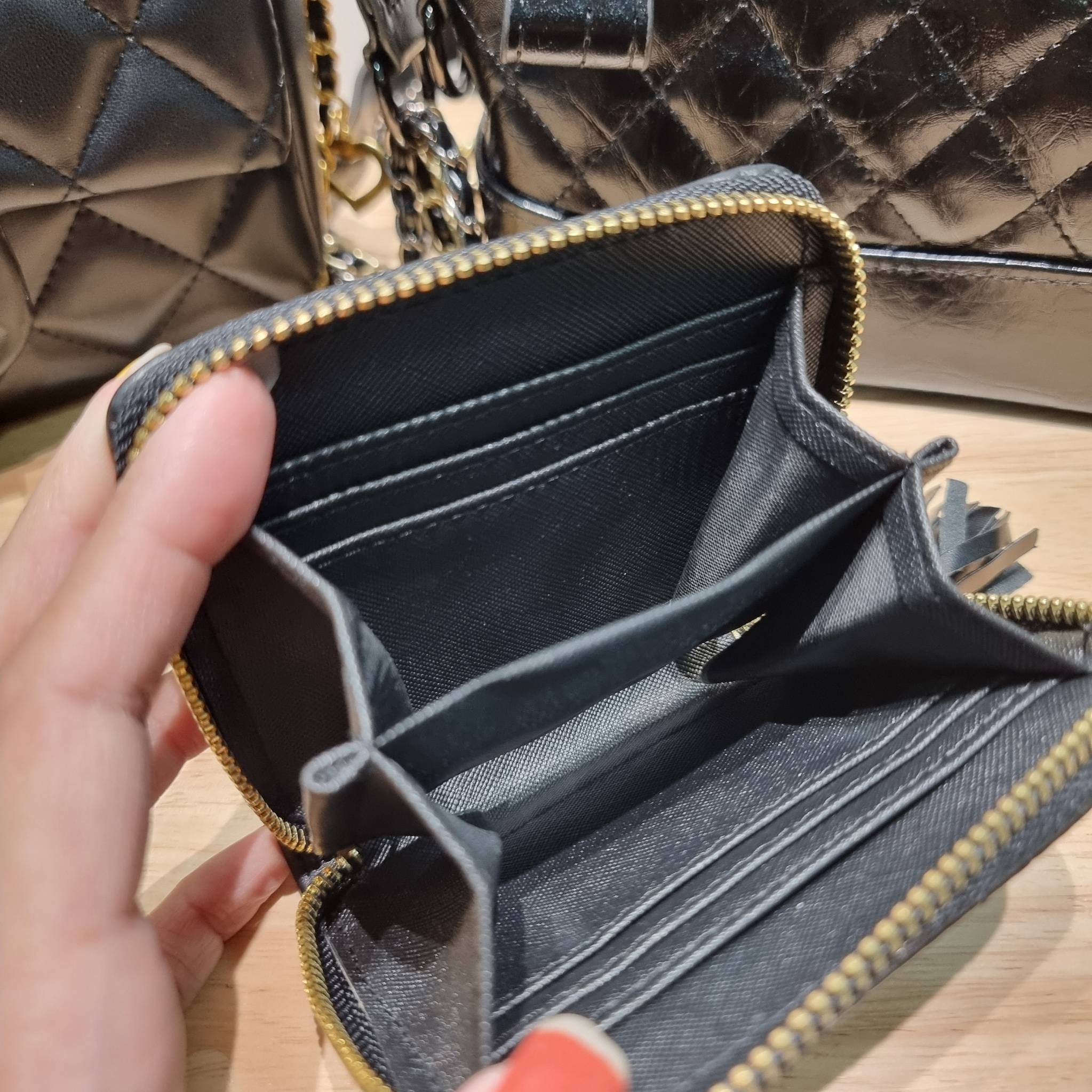 CHANEL GIFT SET สุดหรูชวนให้สะสมส่งท้ายปี กับไอเท็มลิมิเต็ดและ best seller พร้อมเสิร์ฟครบชุด สุดคุ้ม มาพร้อมกระเป๋าสะพายถึง 2 ใบ เด็ดทั้งคู่ๆ วัสดุหนังวัว และยังไม่พอ มีกระเป๋าสตางค์แถมให้ไปอีก 1ใบ สวยครบจบในเซ็ทเดียว!!