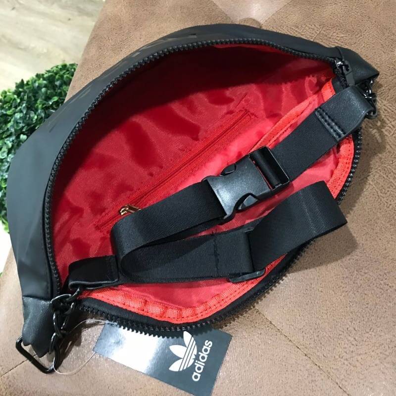 Adidas Waist Bag กระเป๋าสะพายสไตล์สปอร์ตแบบคาดเอวหรือคาดอกดีไซน์สุดฮิตใช้ได้ทั้งชายและหญิง วัสดุไนล่อนเนื้อแมทแบบนิ่มด้านหลังเป็นหนังเรียบ กันน้ำทำความสะอาดง่าย ขนาดกำลังดี น้ำหนักเบา ด้านหน้ามีโลโก้แบรนด์ เปิดปิดด้วยซิปสะดวกใช้ หัวซิปแบรนด์ สายสะพายเลื่อ