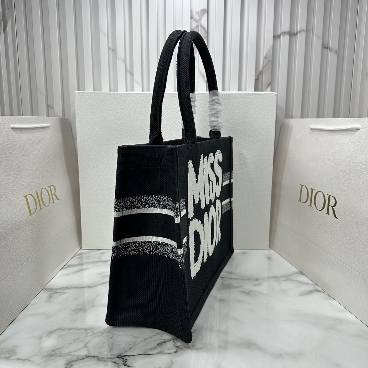 ORI หนังแท้ | Dior BookTote Black Miss Dior Embroidery Tote Bag กระเป๋าทรงโท้ทคอลใหม่ โทนดำคลาสสิก สวยงามและหรูหรา