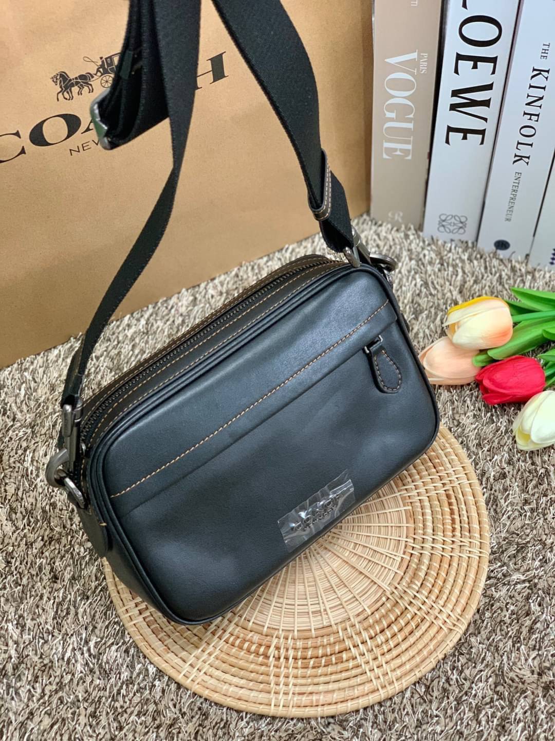 3สีเข้าใหม่งานคุณภาพอีกแล้วคับท่านน ทั้งสี ทั้งหนังสวยมากๆค่าา!! COACH GRAHAM CROSSBODY BAG ((39946)) พร้อมส่ง! กระเป๋าสะพายแบบครอสบอดี้ร์ ใช้ได้ทั้งชาย//หญิง หนังแท้อย่างดี เรียบหรูค่ะ ด้านหน้ามีช่องซิปซ่อนให้หนึ่งช่อง ช่องซิปหลักกว้าง ใส่ของจำเป็นได้ครบ