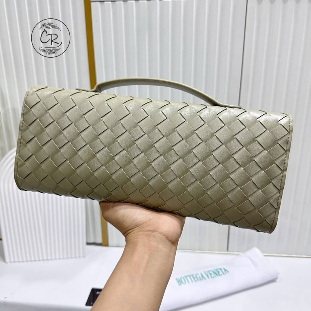 BOTTEGA VENETA Andiamo Clutch Top handle กระเป๋าถือทรงคลัช ดีไซส์สานสวยเก๋เป็นเอกลักษณ์ เรียบหรูที่แท้จริงต้องยกให้แบรนด์นี้เลยค่ะ ใช้ได้ทั้งชายหญิง ให้ความคล่องตัวเป็นไอเท็ม everyday bag ได้เลย