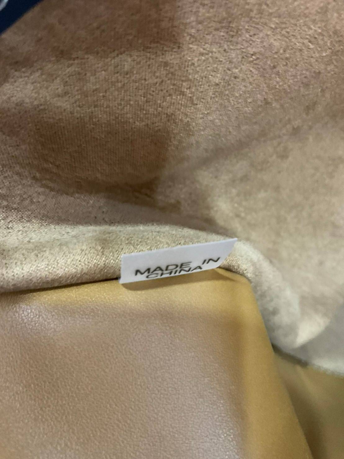 TORY BURCH T MONOGRAM TRIPLE - COMPARTMENT TOTE กระเป๋า/สะพายไหล่ทรง SHOPPING BAG วัสดุผ้าผ้าแคสวาสปักลายสัญลักษณ์แบรนด์ ตั้งอยู่ทรง สวยหรู ดูแพง จุของได้เยอะมาก ภายในแยกเป็น 2 ช่องหลัก 1 ช่องซิปตรงกลาง แบ่งเป็นสัดส่วนใช้งาน