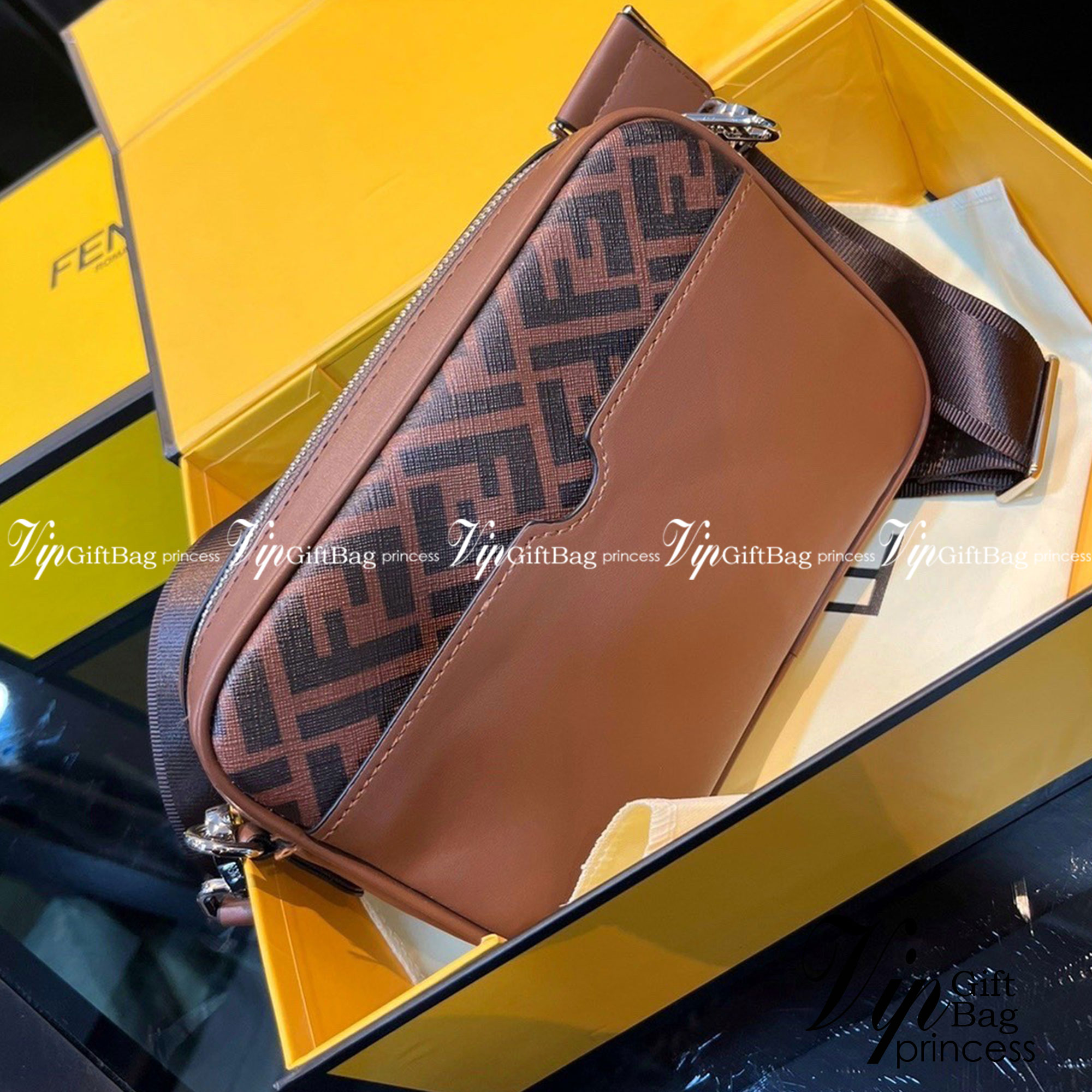 Fendi FF logo-print Messenger Bag / Fendi Borsa a spalla con logo FF กระเป๋าสะพายเฟนดิ คอลเล็คชั่นใหม่ พร้อมส่ง