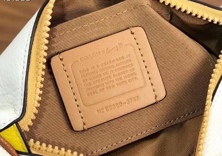 ของแท้ 💯% Coach Micky Mouse Disney Chest Bag 3747 collection Japan Limited Edition Women’s Full Leather กระเป๋าสะพายคาดอก/เอว ขนาดพอเหมาะ ใส่มือถือ iphone+ เปิดปิดด้วยซิป ด้านหน้ามี Logo mickey mouse