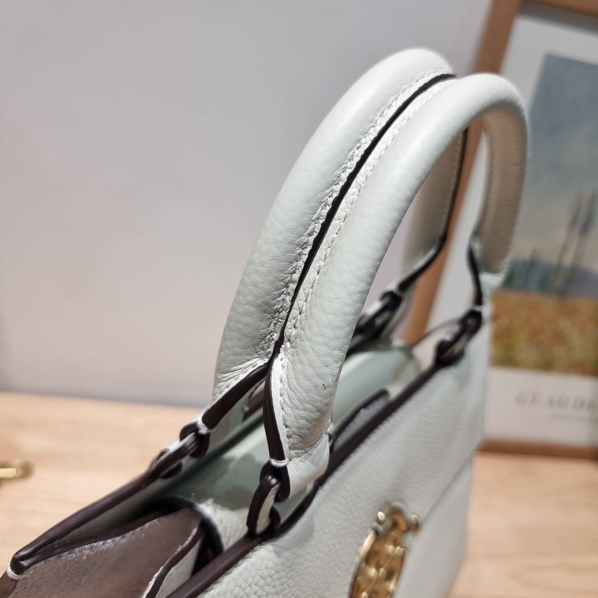 TORY BURCH MILLER TOP HANDLE SATCHEL ใหม่ล่าสุด กับกระเป๋าสะพายรุ่นยอดนิยม ที่มาในดีไซน์ top handle ให้สะดวกใช้ได้มากขึ้นด้วยหูจับในตัว โดดเด่นด้วยโลโก้สีทอง ด้านหน้าและด้านหลังมีช่องเปิดเก็บของได้