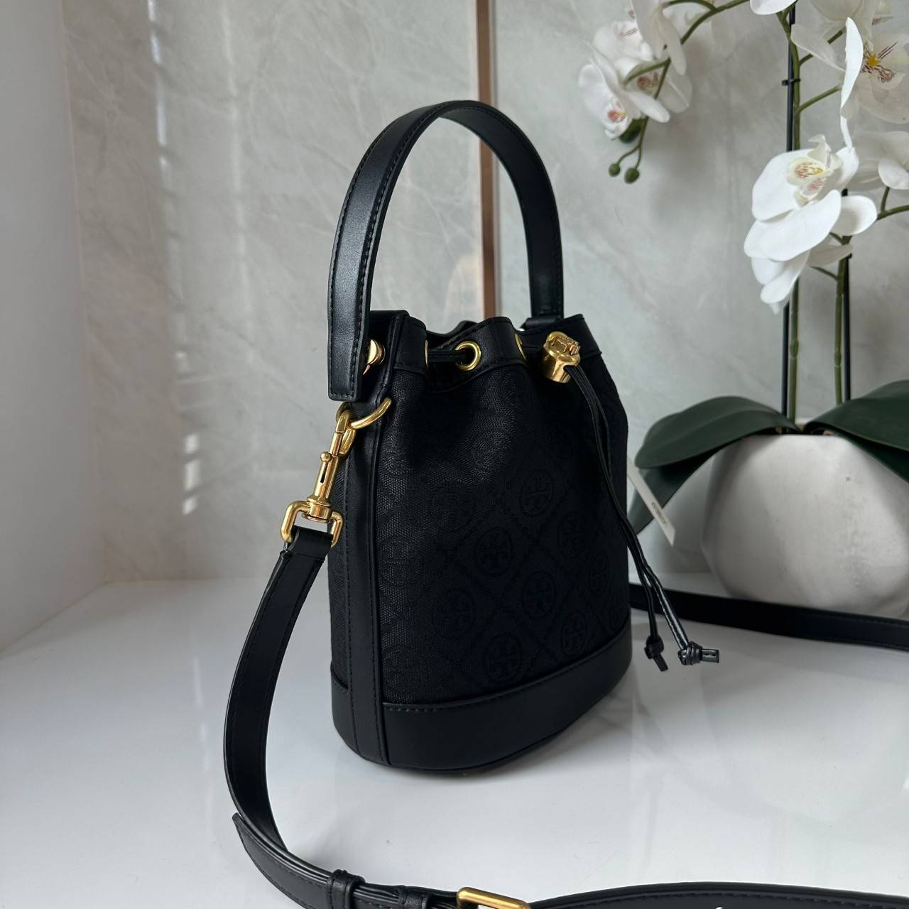 TORY BURCH T MONOGRAM BUCKET BAG jacquard black / Tory Bucket Bag สีดำคลาสสิก กระเป๋าทรงขนมจีบ รุ่นใหม่ล่าสุด วัสดุผ้าแจคการ์ด ตัดขอบหนังสวย