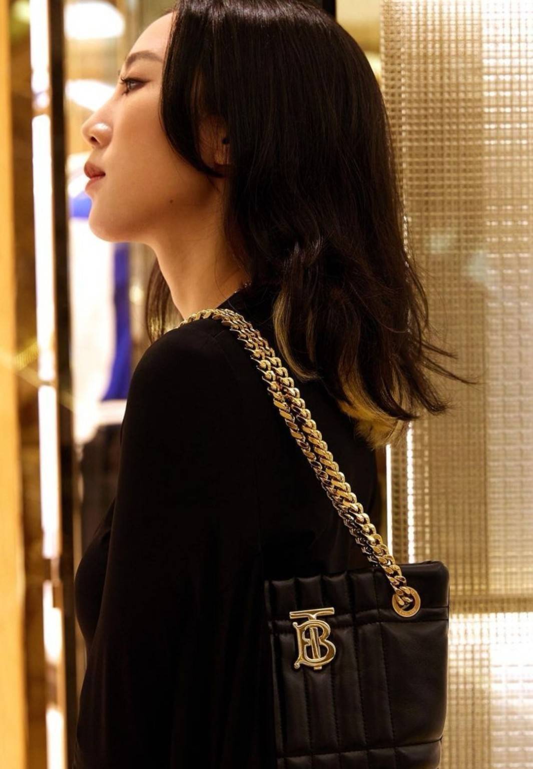 BURBERRY FRAGRANCES LAMBSKIN BAG VIP หนังแท้ Lambskin นิ่มสวยหรูดูดี ภายในโล่งกว้างใส่ของได้เยอะ มาพร้อมสายสะพายโซ่ทองสามารถซ้อนสายสั้นสะพายไหล่ได้หรือจะใช้สายยาว Crossbody ก็ดูดีมาพร้อมกล่องแบรนด์ Original Package อีกรุ่นหายากที่น่าใช้น่าสะสม Rare items 