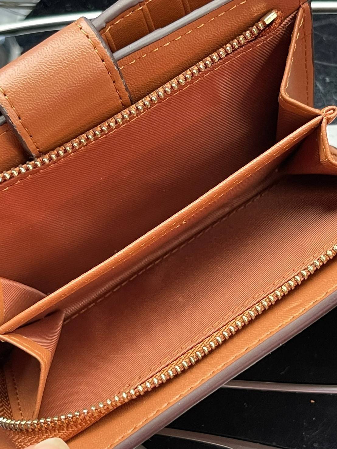 COACH MEDIUM CORNER ZIP WALLET กระเป๋าสตางค์ขนาดกลางที่ถือว่าเป็นไอเทม Must Have ของทุกเพศทุกวัยที่ต้องพกติดตัวไว้ตลอดเวลา เพราะนอกจากจะช่วยจัดเก็บเงิน บัตรประชาชน บัตรเครดิตและต่าง ๆ ให้เป็นระเบียบเรียบร้อยยังต้องคำนึงถึงประโยชน์ใช้สอยร่วมด้วย กระเป๋าสตา