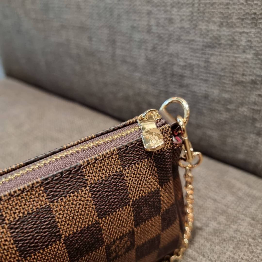 LV CROSSBODY CLUTCH BAG WITH CHAIN / LV Eva Clutch Crossbody Bag กระเป๋าสะพายวีไอพีพรีเมี่ยม วัสดุหนังแคนวาสคุณภาพ โลโก้เพลทอะไหล่ทอง คมชัด หรูหรา เปิด-ปิดกระเป๋าด้วยซิป ภายในเป็นช่องโล่ง ใส่ของใช้สำคัญได้สบายๆ มือถือ พาวเวอร์แบงค์ เครื่องสำอางค์ ของจุกจิ