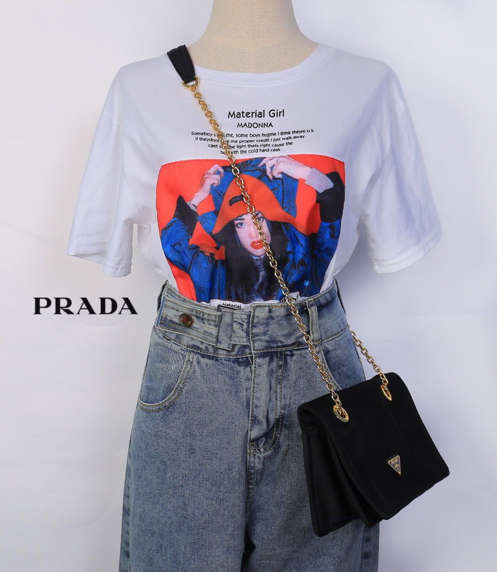 Prada Logo Shoulder bag / Prada Tessuto Nylon Chain Flap Bag กระเป๋าสะพายไหล่ หรือดึงเป็นสายยาวสะพายเป็น Crossbody เหมาะกับสาวๆสุดแซ่บมากๆๆเลยค่ะ วัสดุทำจากผ้าไนล่อน อะไหล่ทองทั้งใบ เปิด-ปิดด้วยกระดุมแม่เหล็ก ด้านหน้าประดับโลโก้แบรนด์ ด้านในแบ่งเป็น 1 ช่อ