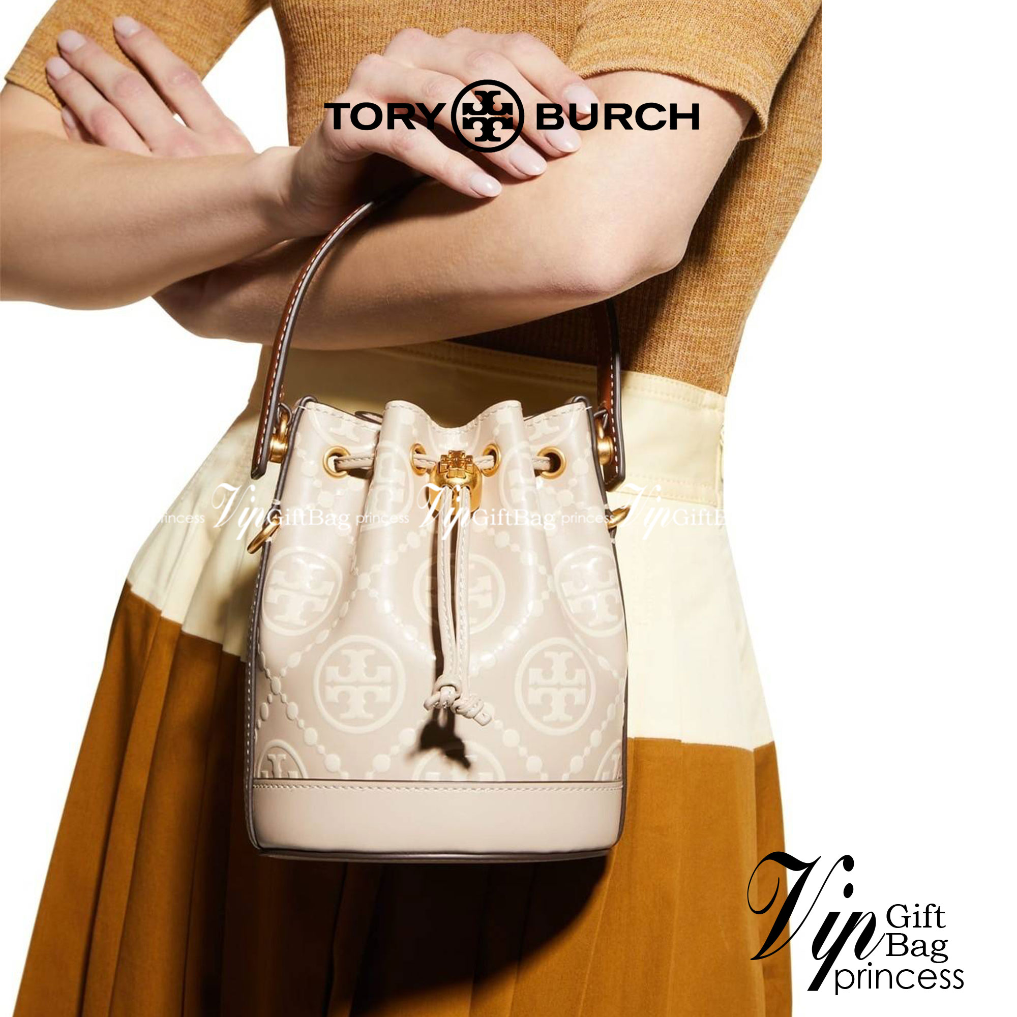 TORY BURCH T MONOGRAM EMBOSSED MINI BUCKET BAG คอลเลคชั่นใหม่ กับกระเป๋าบัคเก็ตทรงยอดนิยม ในไซส์มินิ ดีไซน์ใหม่ล่าสุด สวยลูกคุณหนู หรูหรา!! ด้วยดีเทลผิวลายนูนลวดลายเอกลักษณ์ วัสดุหนังแท้ ปากกระเป๋ารูดเปิด-ปิดได้ มีหูจับในตัว สะดวกใช้ไปอีก และมีสายสะพายข้า