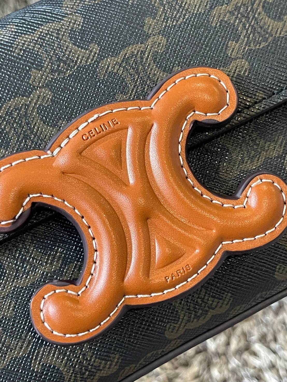 Celine Chain Shoulder Bag Cuir Triompe In Triompe เป็นกระเป๋าถูกประดิษฐ์ขึ้นในรูปทรงมินิมอล นับว่าเป็นกระเป๋าอีกหนึ่งรุ่นในซีรีส์ Triomphe ที่ได้รับความนิยมอย่างมาก โดยเป็นกระเป๋าสะพายไหล่ทรงสี่เหลี่ยมผืนผ้าที่อัดแน่นไปด้วยกลิ่นอายความคลาสสิกตามแบบฉบับของ