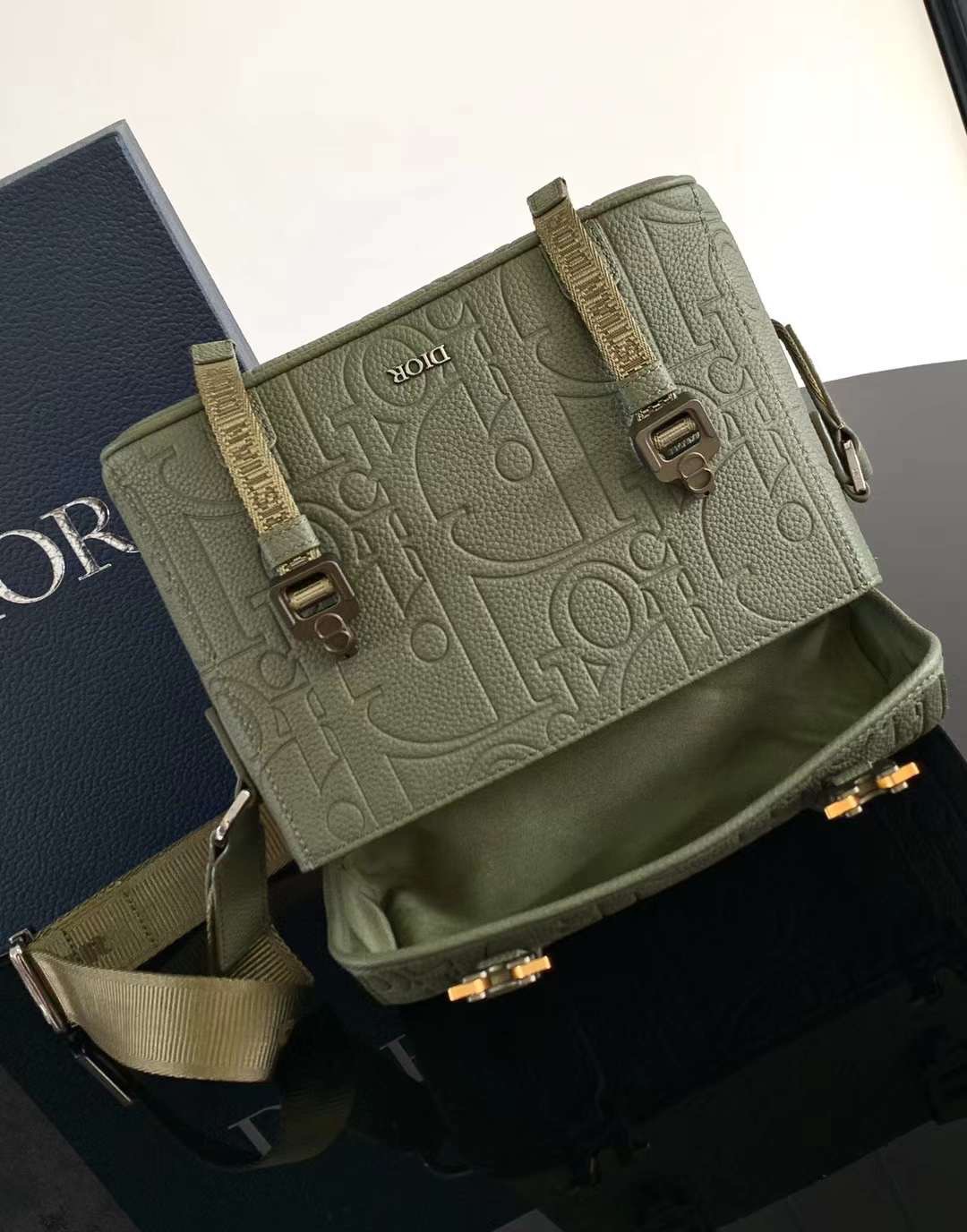 DIOR Hit the Road Messenger Bag with Flap Khaki Gravity Leather กระเป๋าสะพายทรงแมสเซ็นเจอร์ รูปทรงใหม่ทันสมัย สง่างามเหนือกาลเวลา เกรดออริ สลับแท้ 1:1