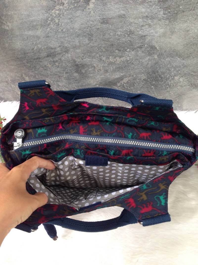 Kipling รุ่น Cicele กระเป๋าสะพายไหล่ใบใหญ่ สวยน่ารัก ตัวกระเป๋าด้านในเป็นช่องโล่งแบบปิดเปิดด้วยซิป มีช่องซิปด้านใน ด้านข้างกระเป๋า มี 2 ช่อง ปิดเปิด ด้วยเทป พร้อมที่ใส่โทรศัพท์ ปากกา และ MP 3 ในส่วนด้านใน และ ด้านข้างกระเป๋า ซ้าย-ขวา เป็นช่องขนาดเล็กสำหรั