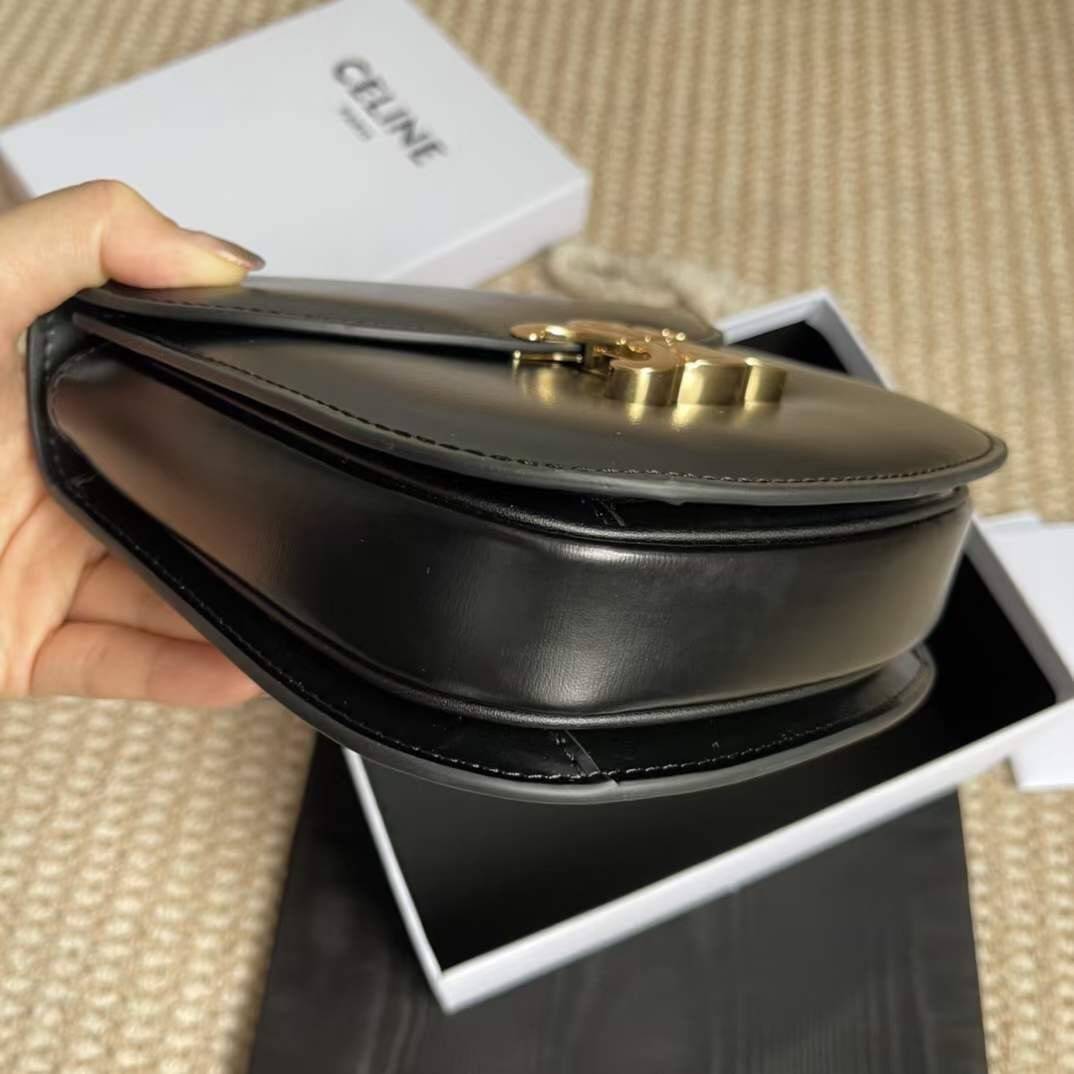 CELINE TEEN BESACE TRIOMPHE IN SHINY กระเป๋าสะพายคาดลำตัวรุ่นนี้นับว่าเป็นกระเป๋าอีกหนึ่งรุ่นในซีรีส์ Triomphe ที่ได้รับความนิยมอย่างมาก ด้วยรูปร่างทรงโค้งมนมีความคลาสสิกตามแบบฉบับแบรนด์