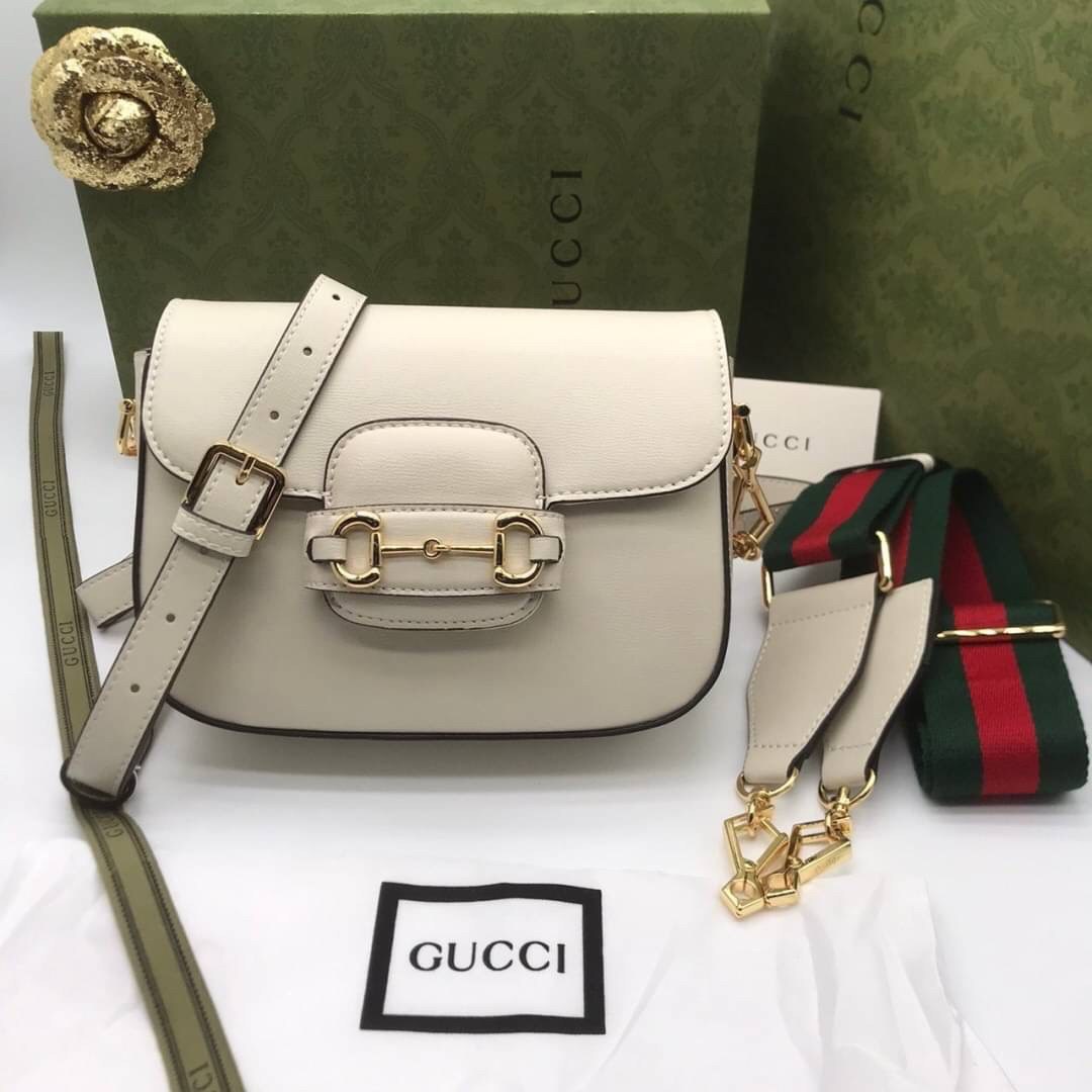 VIP GIFT 】หนังแท้ GUCCI Gucci Horsebit 1955 mini bag ที่สุดของรุ่นที่ฮอตหนักมาก คอลเลคชั่นที่ยอดขายดีตั้งแต่วันแรกที่ลง shop ด้วยรูปทรงที่กะทัดรัด ตอบโจทย์ได้ทุกลุค ทุกไลฟ์สไตล์ ใช้งานได้ง่ายคล่องตัว เรียกได้ว่าใครไม่มีได้ยังไง สวยขนาดนี้!!