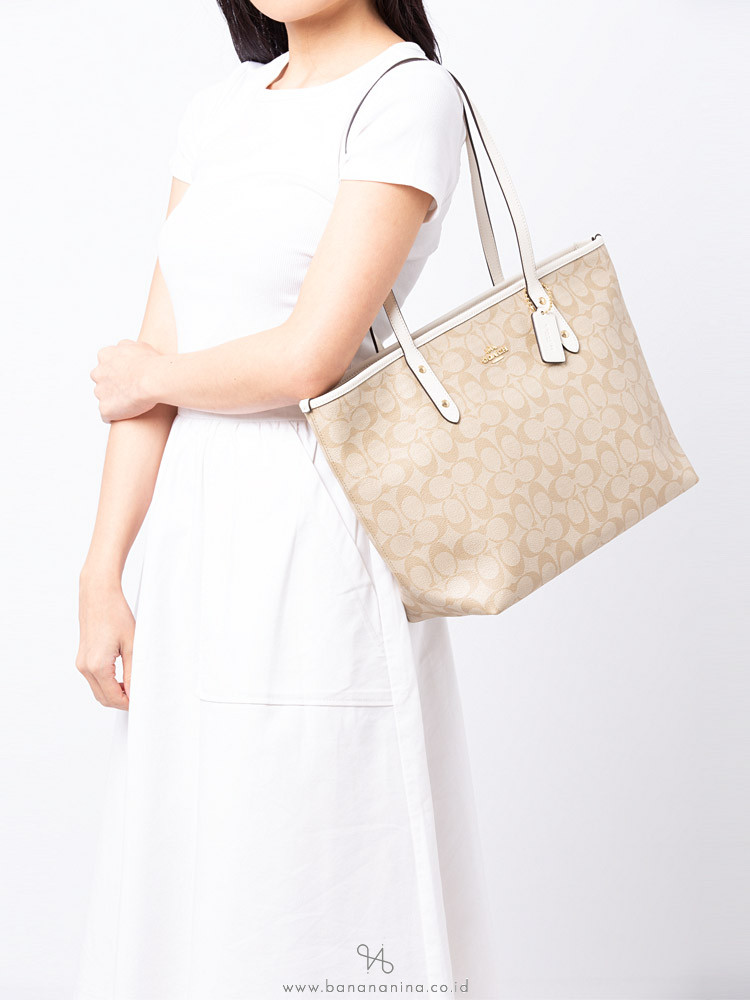 OUTLET 】COACH F58292 CITY ZIP TOTE IN SIGNATURE 16" รุ่นขายดี!! ไซส์ใหญ่ สีสวยมาให้แบบจัดเต็ม!! กระเป๋าถือทรงโท้ทใบใหญ่ สวยน่าใช้ทุกสี สะพายคล้องไหล่ได้เก๋ๆ จุของแน่นๆไปเลยจ้า!! วัสดุหนังแคนวาสคุณภาพ ปากกระเป๋าเปิด-ปิดด้วยซิป กันของหล่นได้ ถือไปไหนก็