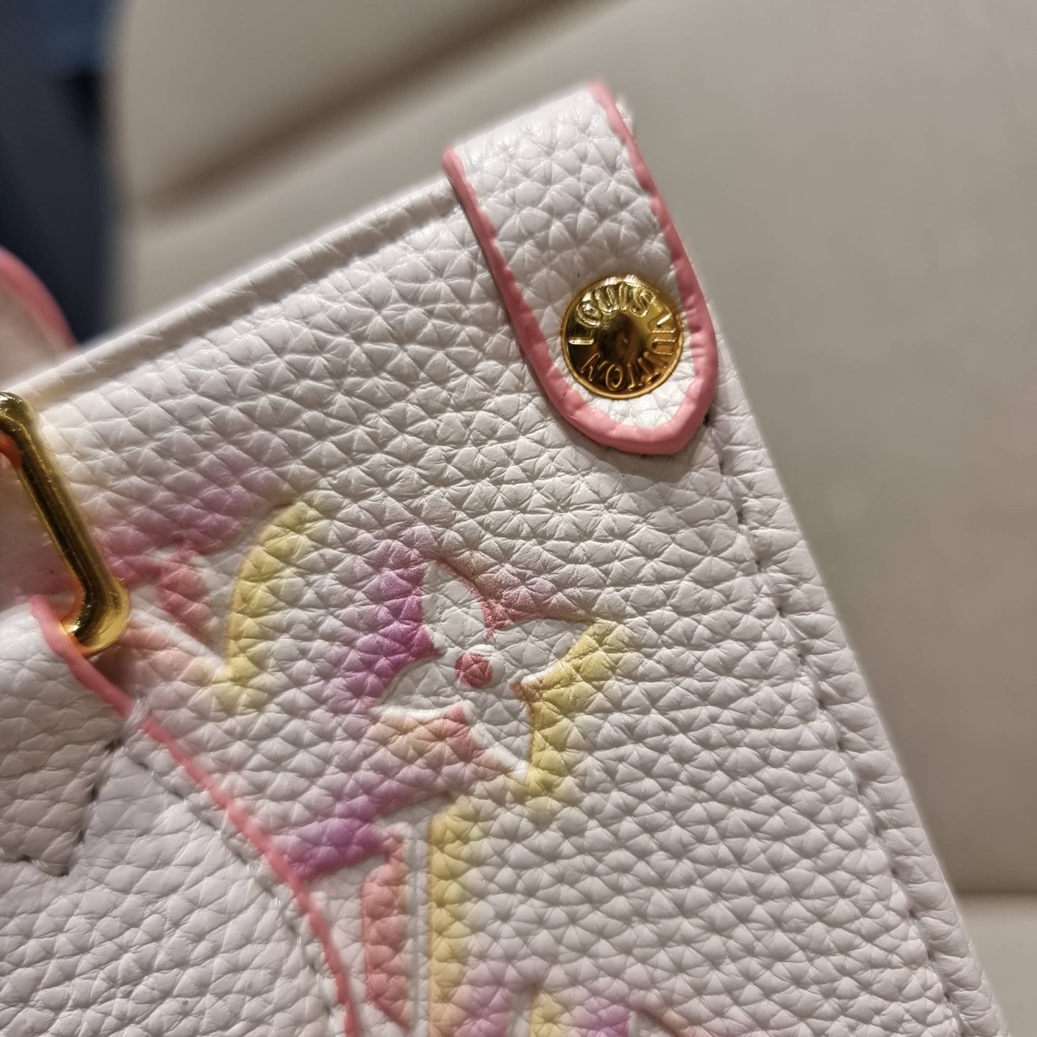 LV crossbody tote bag / LV Shopping Bag ดีไซน์ใหม่ น่ารัก ละมุน น่าใช้มาก กระเป๋าทรงโท้ทที่ใครเห็นต้องเป็นคลั่งรัก ดีไซน์คลาสสิค ผู้ดี หรูหรา โทนสีใช้งานง่าย ทุกสไตล์ วัสดุหนัง pepble มาพร้อมหูจับในตัว คล้องแขนก็ดูแพง หรือจะเกี่ยวสายครอสสะพายก็อัพลุคได้เล