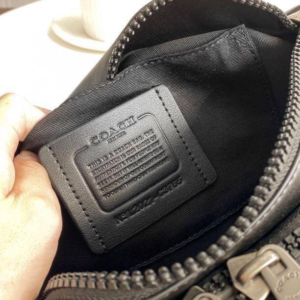 COACH TRACK BELT BAG IN SIGNATURE พร้อมส่งที่ไทยค่ะ! กระเป๋าคาดอก ใบใหญ่กำลังดี หนังแท้นิ่ม ทรงสวย ด้านหน้ามีช่องซิปคู่ใส่ของจุกจิกค่ะ ช่องซิปหลักกว้าง ใส่ของจำเป็นได้ครบค่ะ พร้อมช่องซิปยาวตอนหลังให้อีกช่อง// สายคาดเลื่อนปรับได้ฟรีไซด์นะคะ