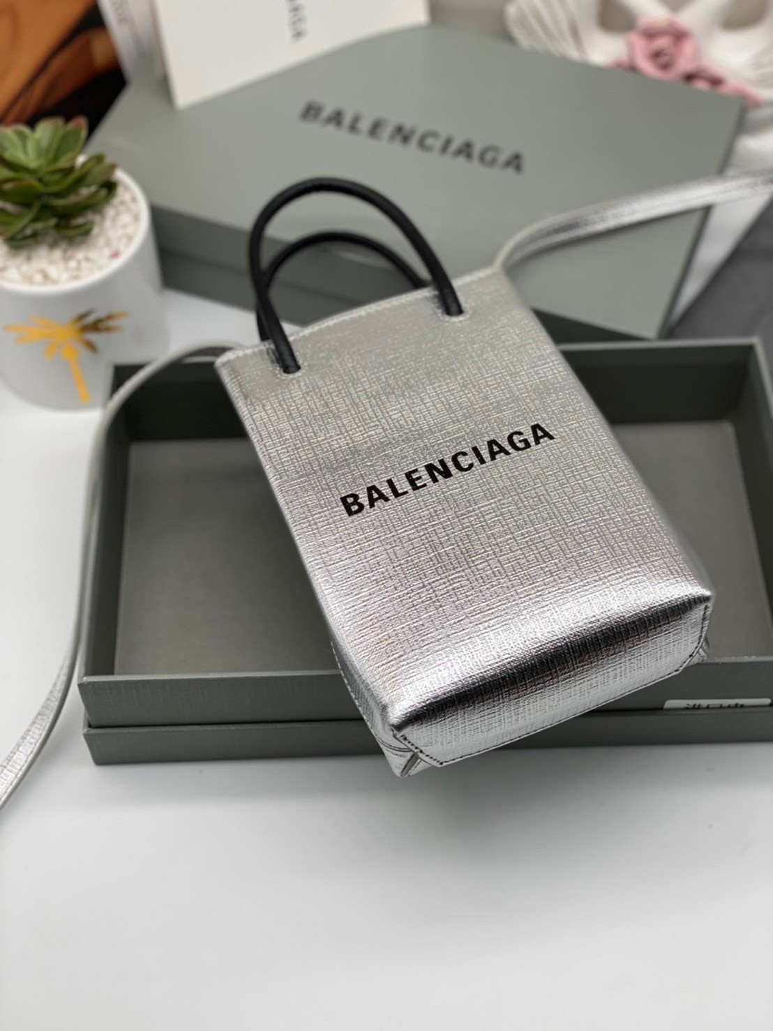 หนังแท้ BALENCIAGA Shopping Phone Pouch leather tote พกกระเป๋าช้อปปิ้งขนาดมินิ ไปทุกที่ในฤดูกาลนี้ ดีไซน์ที่ใช้ได้ทุกวันตั้งแต่หนังแบบมีเท็กซ์เจอร์ ภาพสินค้าถ่ายจากงานขายจริง ใช้งานต่างประเทศได้
