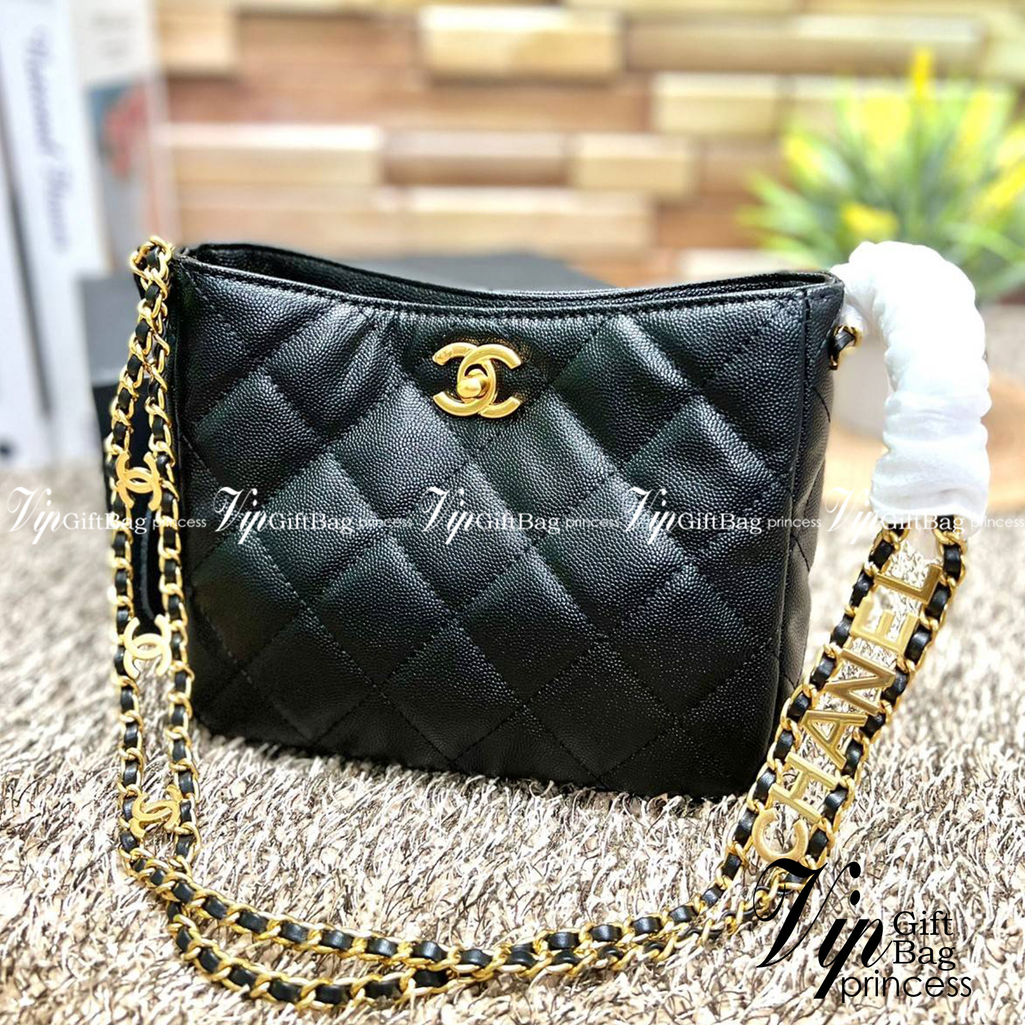 CHANEL กระเป๋าหิ้วหรือสะพายไหล่ หนังแท้ลสบคาเวียร์สวยงามมากๆ 🌟โดดเด่นด้วยสายของกระเป๋ามีโลโก้แบรนด์ประดับ หรูมากๆค่ะ เปิด-ปิดกระเป๋าแบบหมุนล็อค ภายในใส่กระเป๋าเงินใบกลาง;มือถือได้ทุกรุ่น;ของจำเป็นจุกจิกอื่นๆได้หลายอย่าง มีช่องเล็กให้ใส่ของจุกจิกนะ