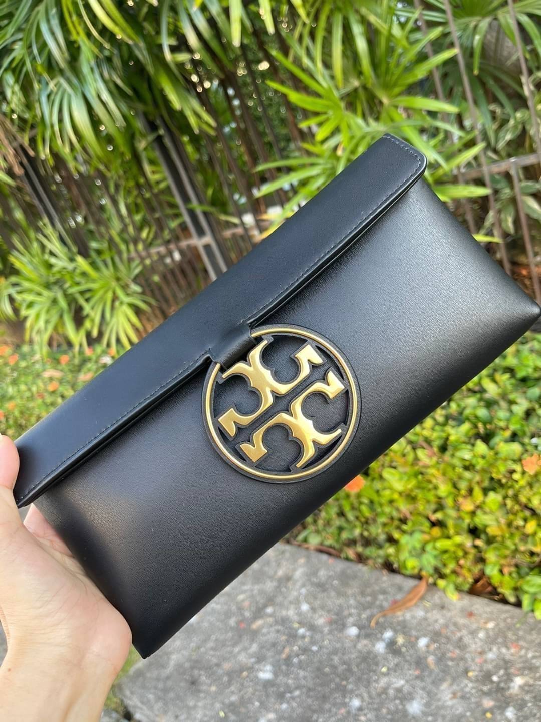 Tory burch Miller Metal clutch กระเป๋าคลัทช์ดีไซน์เรียบหรูออกแบบมาได้อย่างลงตัว ด้วยรูปทรงที่สวยงามและทันสมัย จากแบรนด์ Tory Burch ขนาดกำลังดี สามารถใส่กระเป๋าสตางค์หรือเครื่องสำอางค์ได้ตามขนาดกระเป๋า ในเรื่องของดีไซน์และอะไหล่สีทองดูแมทช์กันดีกับกระเป๋า 