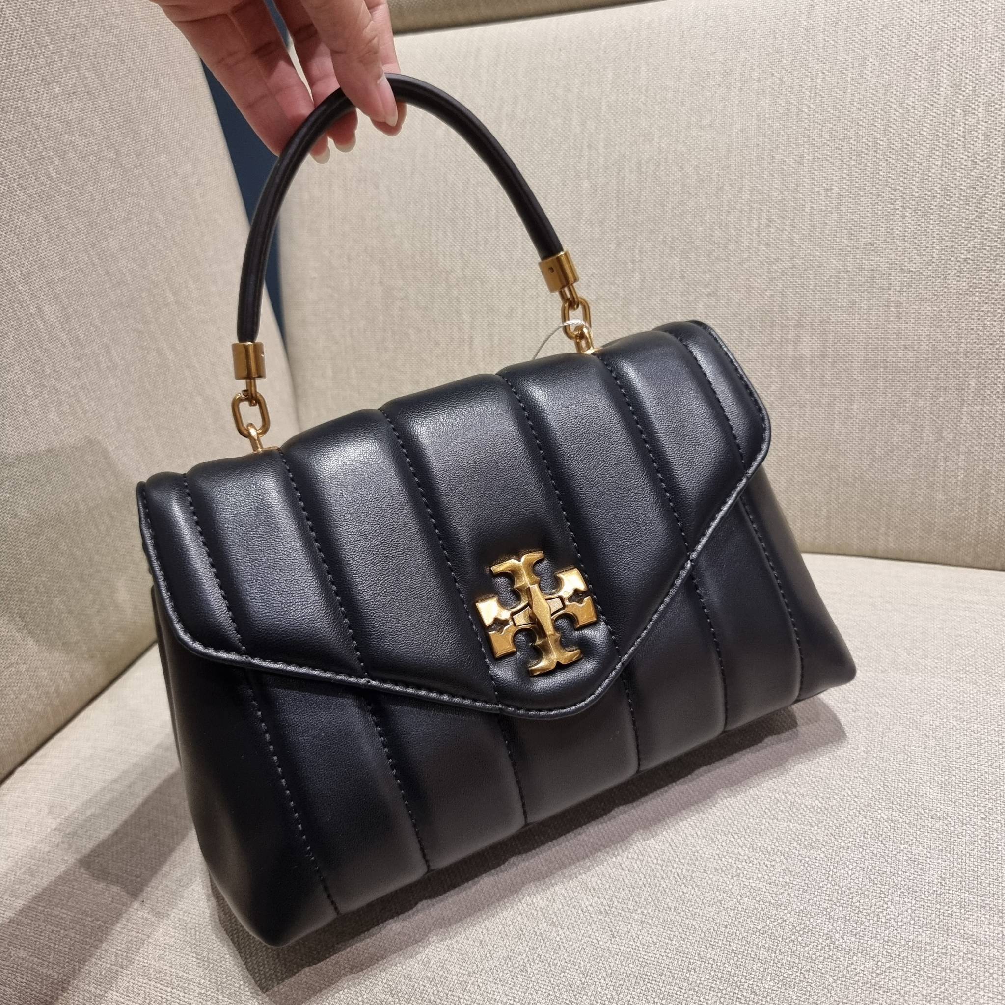 TORY BURCH KIRA QUILTED SMALL SATCHEL มาแล้วด่วนๆ!! กับคอลที่ปังไม่ไหว พร้อมเสิร์ฟสีคลาสสิค กระเป๋าถือ/สะพาย ทรงสวย สะพายคล่องตัว หนังแท้ ดีไซน์บุนวม เส้นคมสวยหรู วัสดุหนังแกะ สัมผัสดีงาม นิ่มมือ เปิด-ปิดด้วยอะไหล่บิดล็อค ภายในเป็นช่องโล่ง มีช่องซิป ใส่ขอ