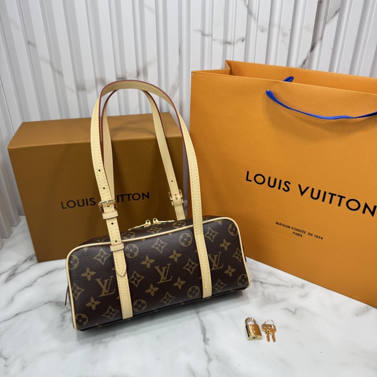 ORI หนังแท้ | LV Hang On bag กระเป๋าสะพายดีไซน์วินเทจ ปรับดีไซน์กระเป๋าถือรุ่น Cité คลาสสิกจากยุค'80s เป็นทรงโบว์ลิ่งร่วมสมัย