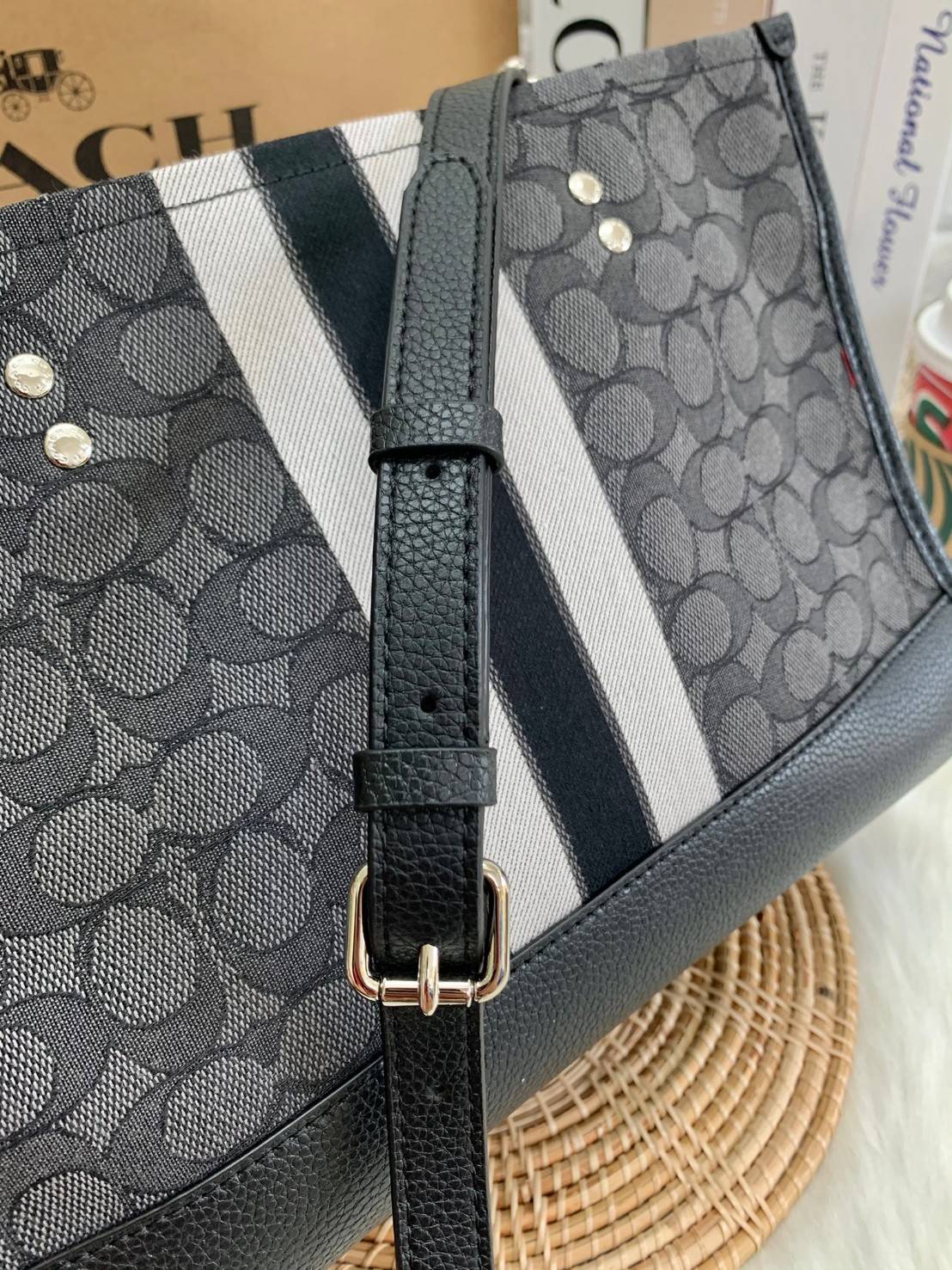 พร้อมส่ง 4ลาย 🌈ไม่มีในช๊อปไทยจร้าา😘 COACH DEMPSEY CARRYALL IN SIGNATURE JACQUARD WITH STRIPE AND COACH PATCH (C2826,C1527,C4113) พร้อมส่งความสวย! คุณภาพจัดเต็มค่ะ กระเป๋าทรงTote วัสดุ Jackquard+หนังแท้ ได้ลงตัวสวยงาม ด้านหน้ามีโลโก้แบรนด์ว