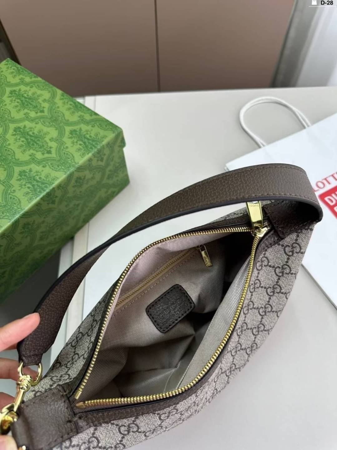 GUCCI Ophidia super mini shoulder bag กระเป๋าถือ/สะพายไหล่ยอดนิยม คอลเลคชั่นสวยสะบัด เปิด-ปิดด้วยซิป ใช้งานสะดวก ภายในกว้าง ตอบโจทย์และเข้าได้กับทุกสไตล์แบบนี้ ควรมีติดบ้านไว้สักใบแล้วน้า