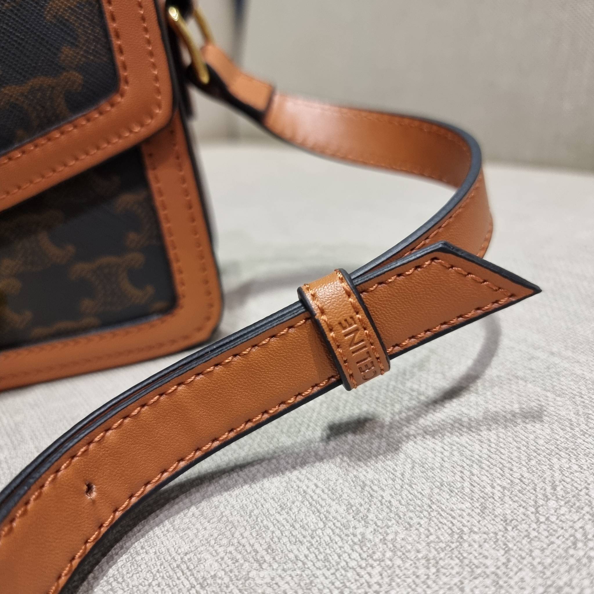 VIP 🥂 CELINE TEEN TRIOMPHE BAG IN TRIOMPHE CANVAS AND CALFSKIN ไม่มีไม่ได้เลยกับไอเท็มสุดคลาสสิค กระเป๋าสะพาย สวยอยู่ทรง ดีไซน์เป็นธรรมชาติ เนเชอรัลโทน ดูดี ดูแพง ไซส์กะทัดรัดมาใหม่ วัสดุหนังแคนวาสสลับหนังแท้ เปิด-ปิดด้วยตัวกดล็อค ใช้งานสะดวก ภายใ