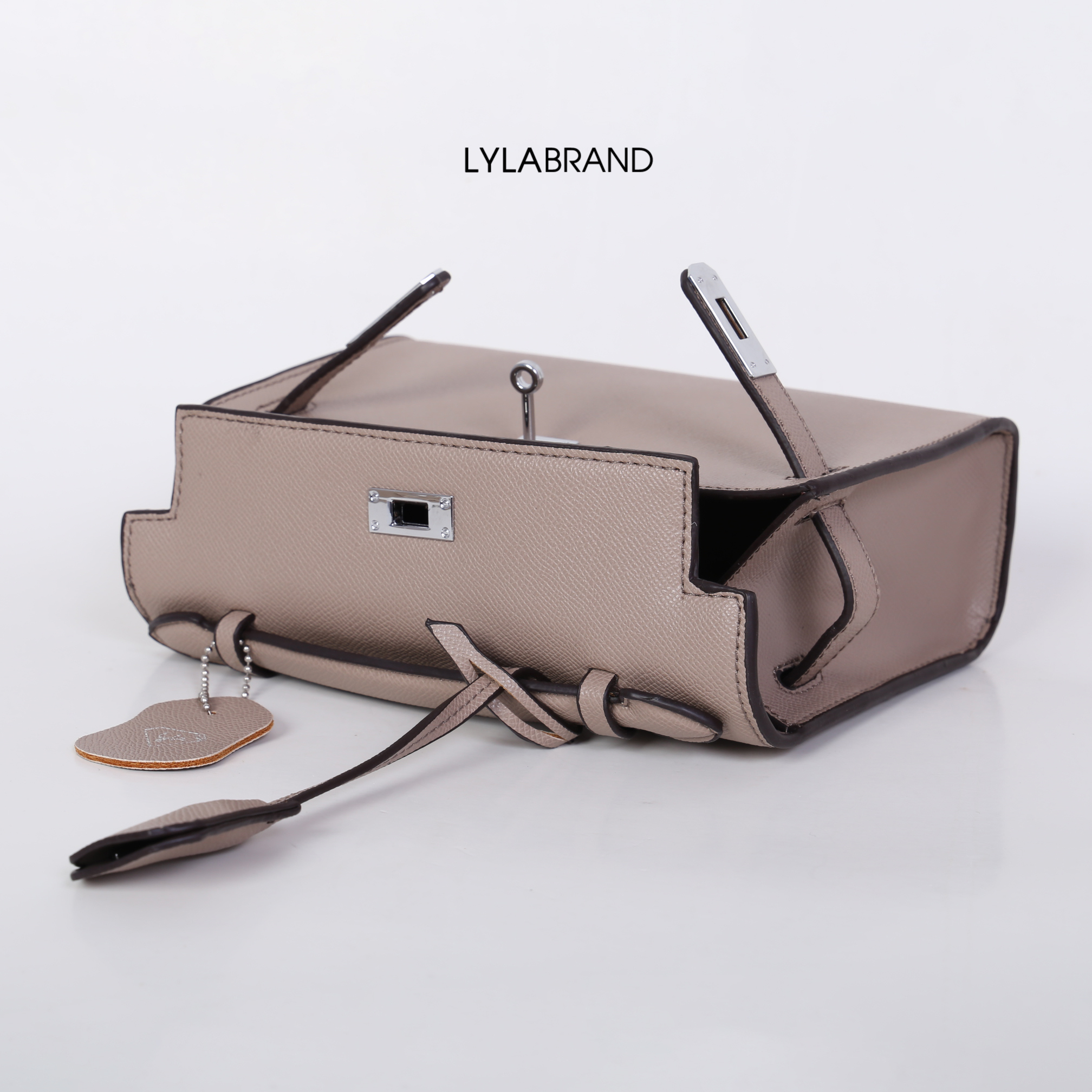 LYLABRAND🔔 KELLY MINI SIZE 22 CM / EPSOM PU TOP PREMIUM มาพร้อมสายหนังและสายโซ่คุณภาพดีสุดๆ ใบเล็กน่ารักพอดิบพอดีถือเป็นครัชออกงานได้ให้ลุคหรูสุด หรือจะใส่กับชุดทำงาน กางเกงยีนส์ ได้หมด ครบเลยค่ะ ให้ลุค ผู้ดีมากๆ ใส่ iphone plus ได้ทุกรุ่น มีสีให้