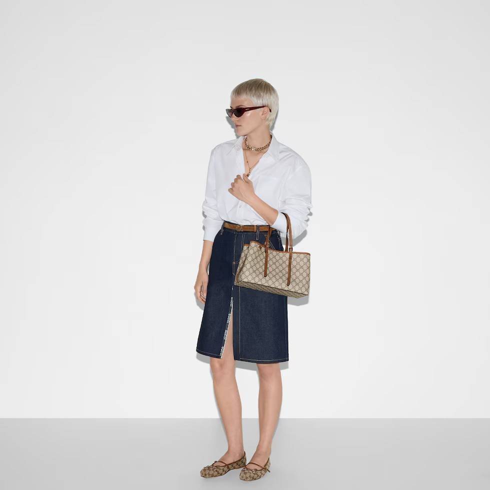 GUCCI GG Emblem small tote bag กระเป๋าสะพายทรงโท้ท มีสายสะพายไหล่และสะพายข้าง ปรับใช้งานได้แบบไม่มีเบื่อ ขนาดกำลังสวย ใส่ของได้แบบจุกๆ