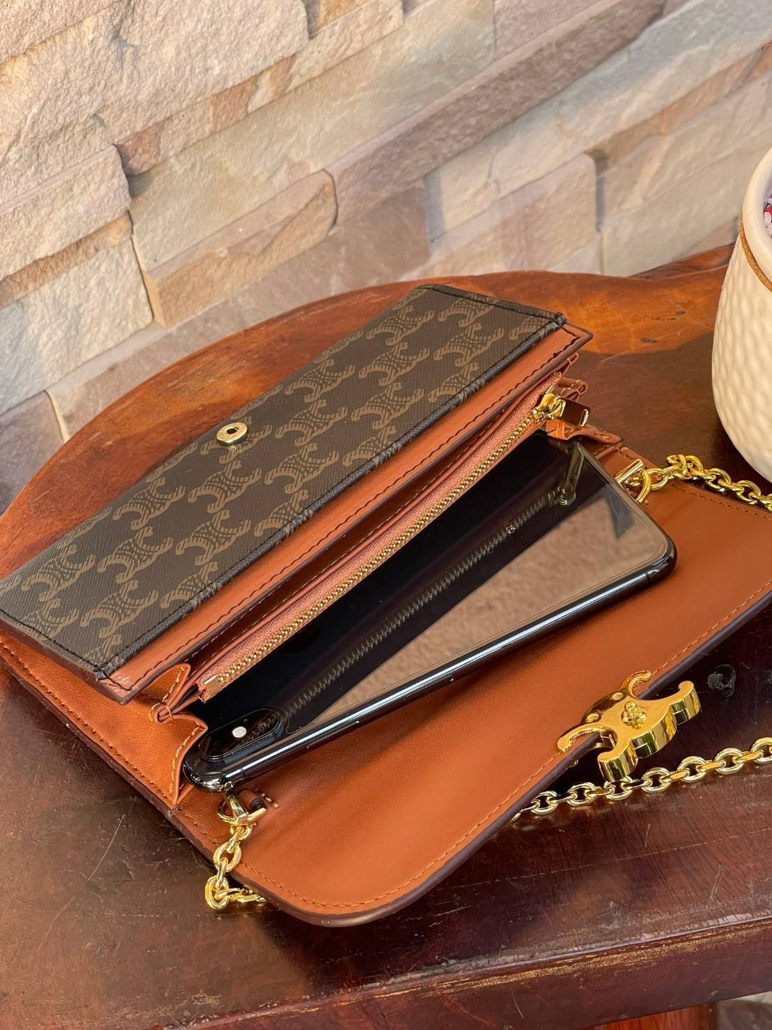 CELINE INSPIRED 2IN1 LONG WALLET ใครมีของที่ต้องจัดเก็บในปริมาณมาก จะต้องถูกใจกระเป๋าสตางค์ผู้หญิงใบนี้แน่นอน เนื่องจากมีช่องแยกย่อยสำหรับใส่ธนบัตร เหรียญ และบัตร รวมแล้วกว่า 10 ช่อง ให้คุณจัดเก็บของต่าง ๆ ได้เป็นสัดส่วน นอกจากนี้ ยังมีช่องใส่ของเบ็ดเตล็ด