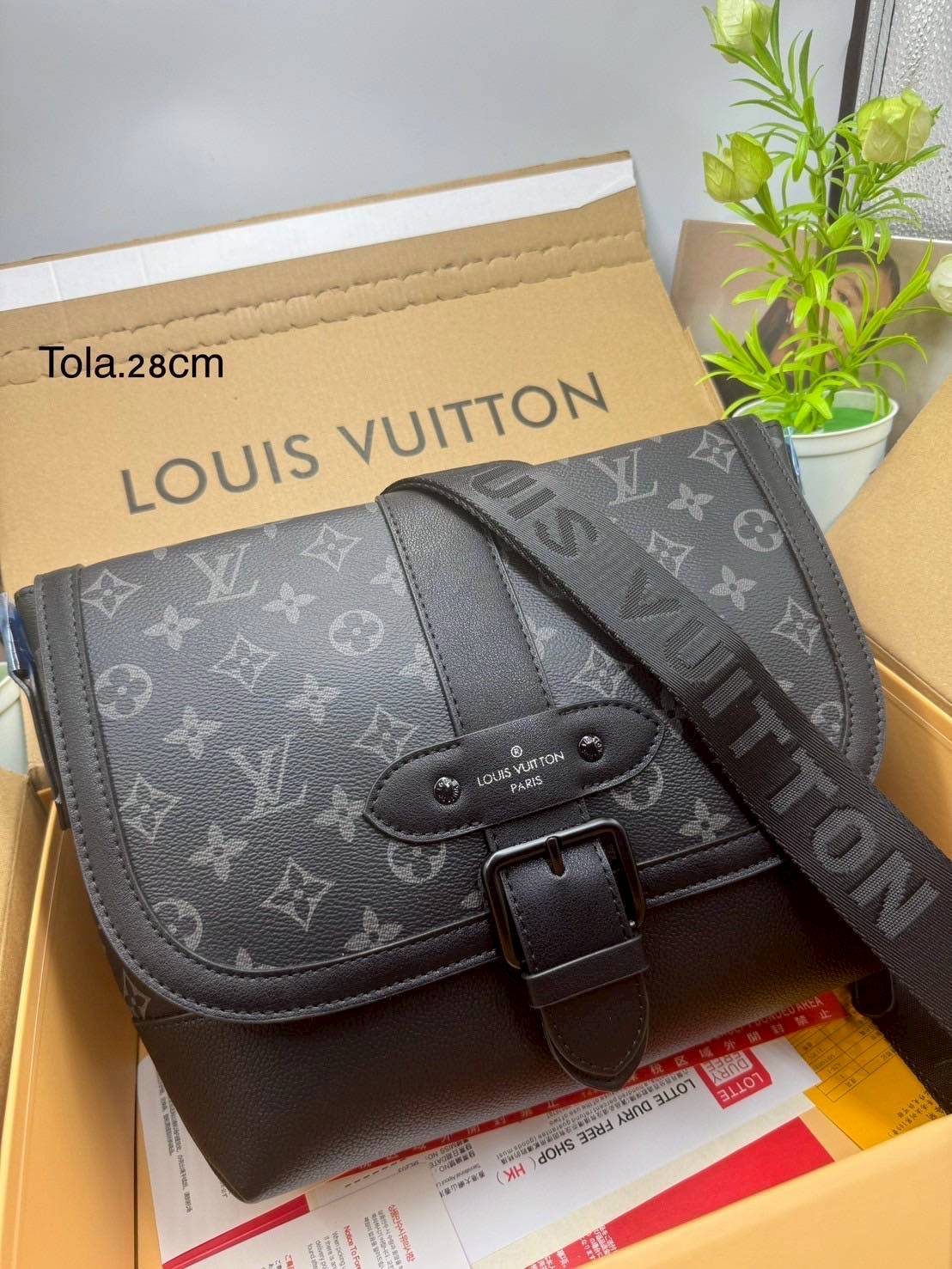 LV Saumur Messenger Bag Monogram Eclipse Canvas Bag กระเป๋าสะพายทรงแมสเซ็นเจอร์ ดีไซน์ทันสมัย คอลเลคชั่นสุดหล่อ ดีไซน์คลาสสิคแฝงดีเทลความหรู