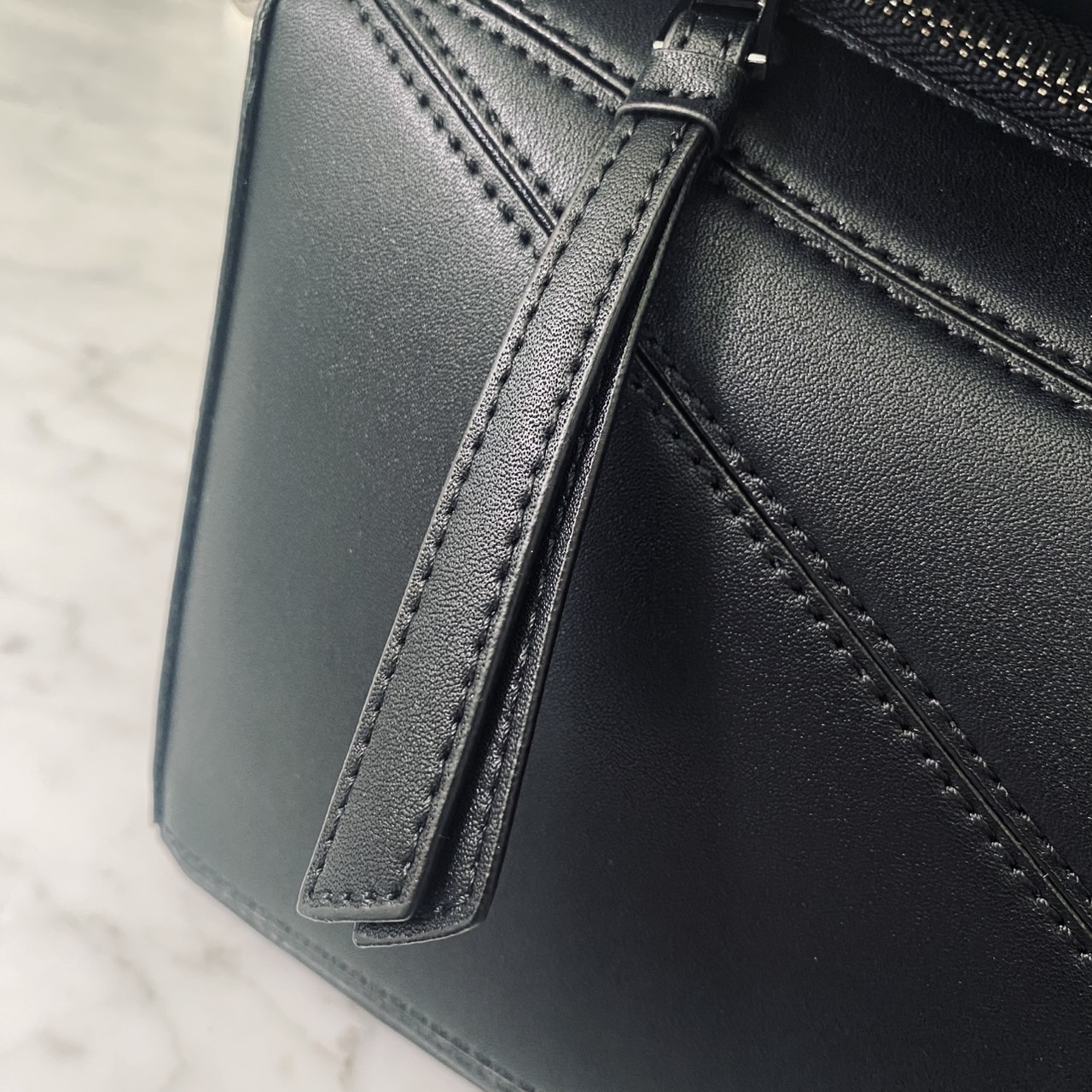 LOEWE Puzzle bag in smooth leather กระเป๋าสะพายทรงกล่องเรียบแต่หรูคูลและเท่ห์ สุดยอดแบรนด์ที่ดีไซน์เป็นเอกลักษณ์ โดดเด่น สไตล์พัซเซิล ใช้ได้ทั้งชายหญิง