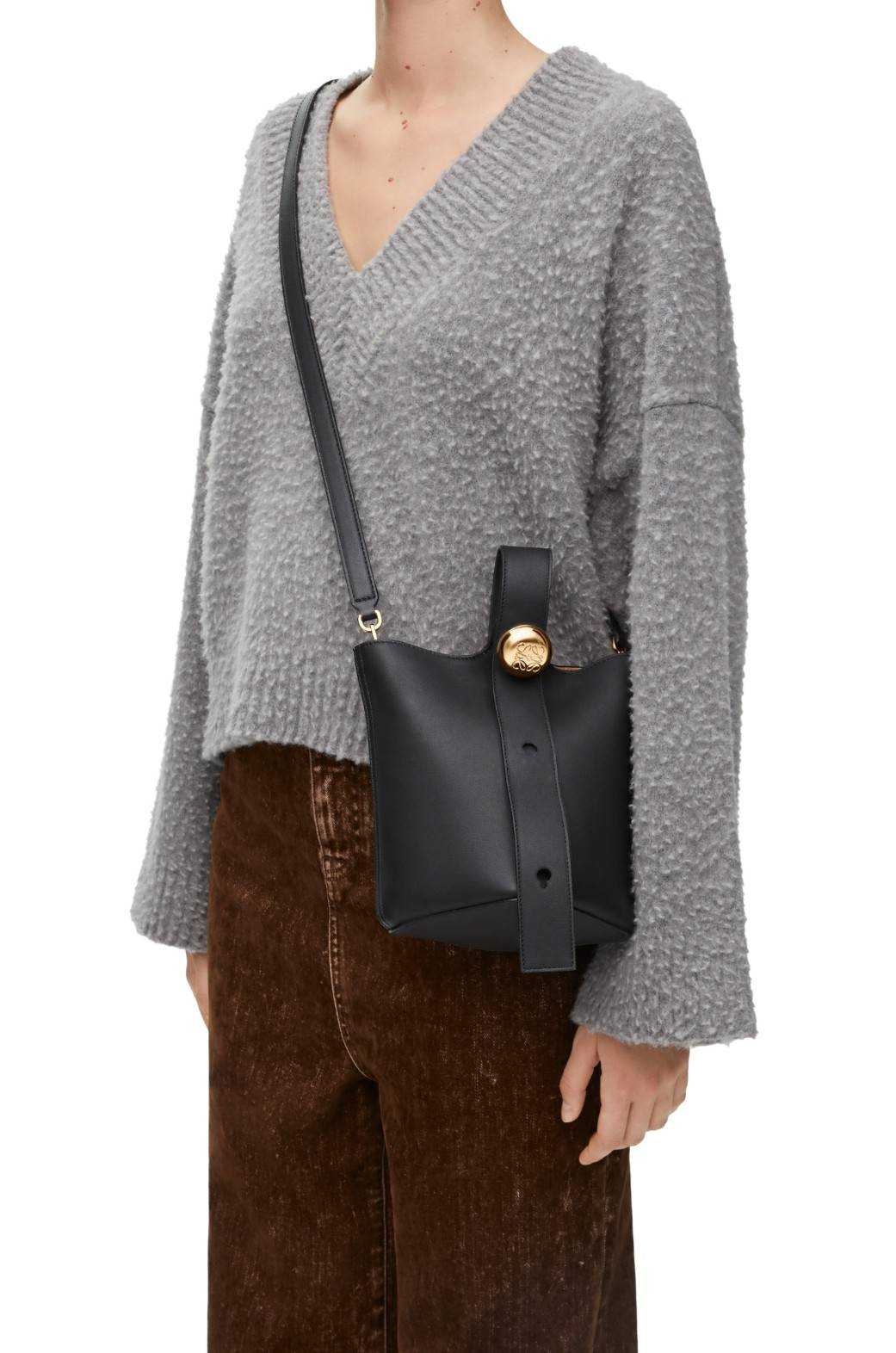 LOEWE MINI PEPBLE BUCKET IN MELLOW กระเป๋าทรงบัคเก็ต รูปทรงสวยใช้งานง่าย กิมมิคหรูหราสุดๆ