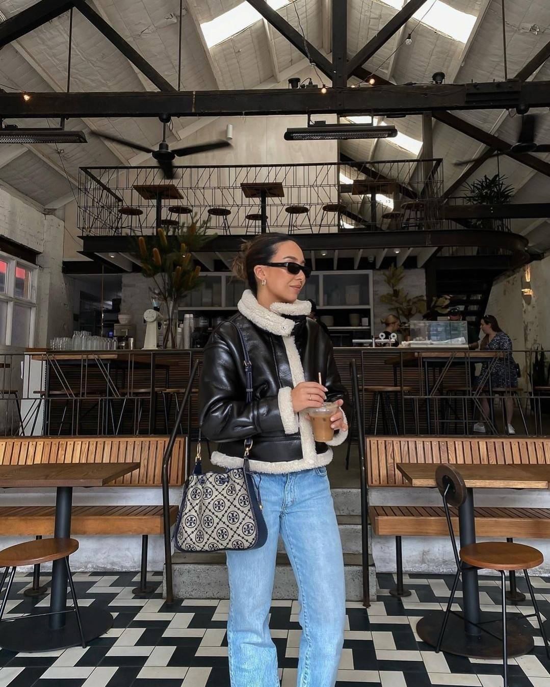 TORY BURCH T MONOGRAM JACQUARD BELL BAG คอลเลคชั่นใหม่ กับกระเป๋าลายโมโนแกรมยอดฮิต ที่มาในรูปทรงดีไซน์สวยเก๋ ชิคๆคูลๆ รับรองว่าไม่มีเกร่อ ตัวกระเป๋าทรงเหลี่ยม รูปเก็บทรงได้ในส่วนของปากกระเป๋า หรือไม่รูด ก็ได้ความสวยไปอีกแบบ วัสดุผ้า jacquard ตัดสลับหนังแท