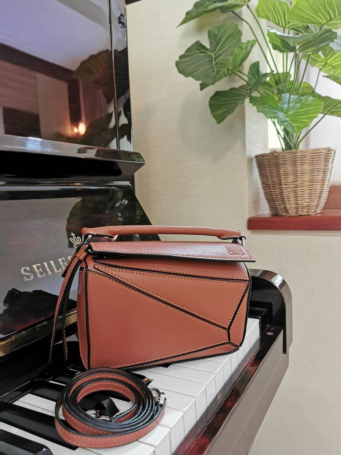 พรีเมี่ยมกิ๊ฟแท้ 100% 】LOEWE CROSSBODY BAG VIP GIFT WITH PURCHASE (GWP) กระเป๋าถือหรือสะพาย Limited Edition จาก LOEWE PERFUME DUTYFREE COUNTER วัสดุ Leather Calfskin หนังแท้สวยอยู่ทรง ขนาดมินิกำลังดี น้ำหนักเบา