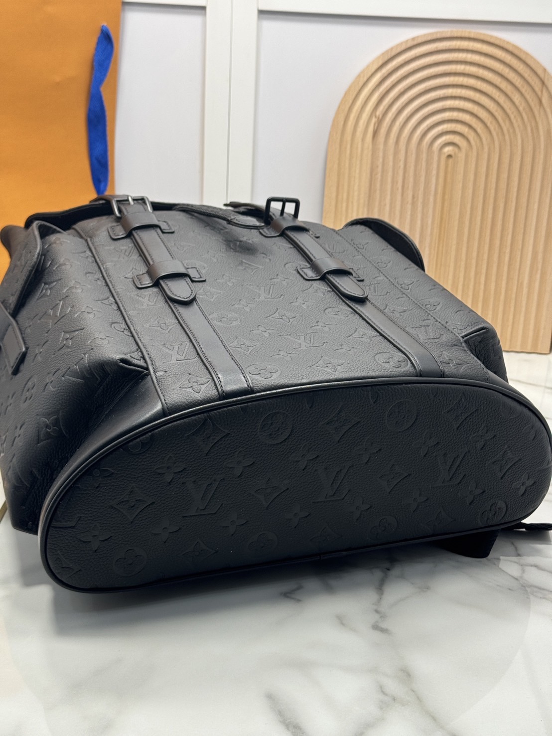 LV Christopher MM Backpack กระเป๋าเป้สะพายหลังขนาดกลาง สีดำเต็มใบสวยคลาสสิก ปั้มลายโมโนแกรม ตอบโจทย์การใช้งานด้วยช่องกระเป๋าด้านข้าง 2 ช่อง ดีไซน์กระดุมกดและสายรูดเพิ่มความปลอดภัยในการพกพาสิ่งของด้านใน