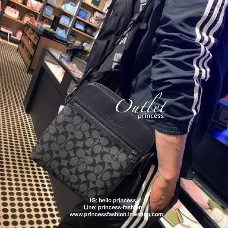 COACH Men Houston Signature Messenger Bag กระเป๋าสะพายข้าง crossbody หนังลาย signature brand เปิดปิดด้วยซิป ภายในโล่งใส่ wallet ยาว, mini iPad และของใช้ได้ มีช่องเล็ก และช่องซิป สายสะพายปรับได้ค่ะ