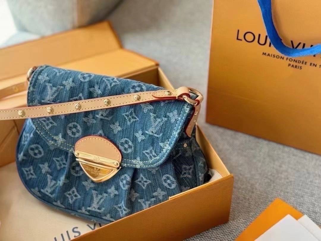 LV Sunset Denim Bag กระเป๋าสะพายไหล่เดนิมแต่งขาดเท่ห์ๆ แรงมากฉุดไม่อยู่ กับกระแสคอลใหม่ lvremix ดีไซน์แบบตัวมัม y2k รูปทรง baguette สวยดูแพง ใบนี้ก็ฉ่ำสุดๆ