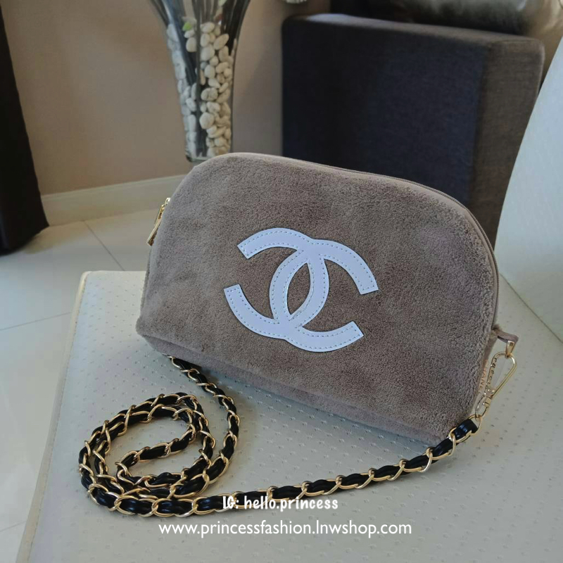 New Arrival!! อีกหนึ่งทรงสวยหรู *ถือออกงานได้เลยคะ กับรุ่นนี้คะ Chanel Precision wolf crossbody bag with chain กระเป๋าทรงโดมผ้าวูฟขนนุ่มเต็มใบ ด้านหน้าปักโลโก้CC หนังแก้วสวยหรู ด้านในเปิดปิดด้วยซิปบุผ้าสีน้ำตาลปั้มแบรนด์สวยหรู ใส่กระเป๋าสตางค์ยาวได้ สายโซ