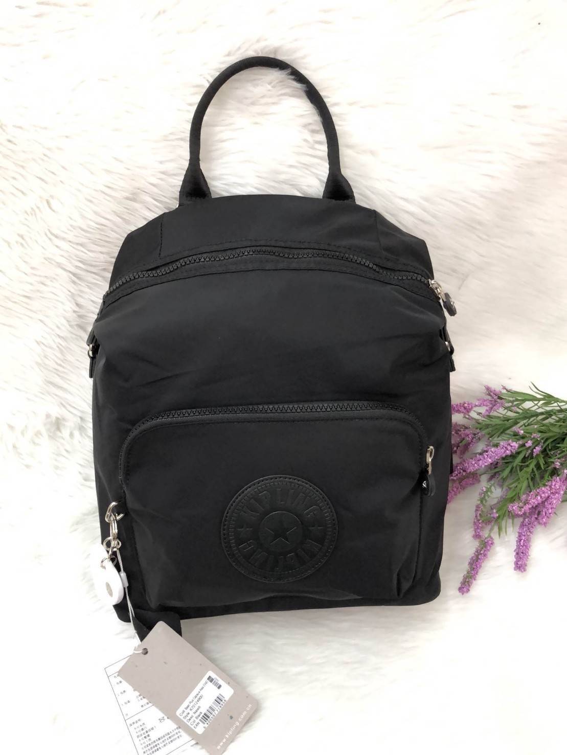 🎄Kipling Naleb Backpack 2018 พร้อมส่งความน่ารัก กระเป๋าเป้ดีไซน์เก๋ตามแบบฉบับแบรนด์ดัง วัสดุไนล่อน ฐานบุฟองน้ำอยู่ทรงสวยน่าใช้มากค่ะ ด้านหน้ามีช่องซิปขนาดกลาง ใส่มือถือหรือของจุกจิกอื่นๆได้ค่ะ เปิดปิดช่องหลักแบบซิป ภายในโล่งกว้าง ใส่ของจุดจิกระหว่