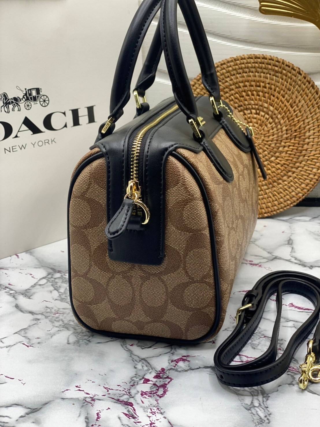 หมอน 9” COACH MINI BENNETT SATCHEL CROSSBODY BAG พร้อมส่ง ทรงฮิตของสาวๆค่ะ!! กระเป๋าถือ//สะพายข้าง จาก coach factory ทรงหมอน วัสดุลายหนังสวย หนังป่องยวบคืนตัวได้ดีมากๆค่ะ ด้านหน้าห้อยพวงแบรนด์ พร้อมมีโลโก้แบรนด์ เปิดปิดกระเป๋าด้วยซิป ภายในกว้าง ใส่กระเป๋า